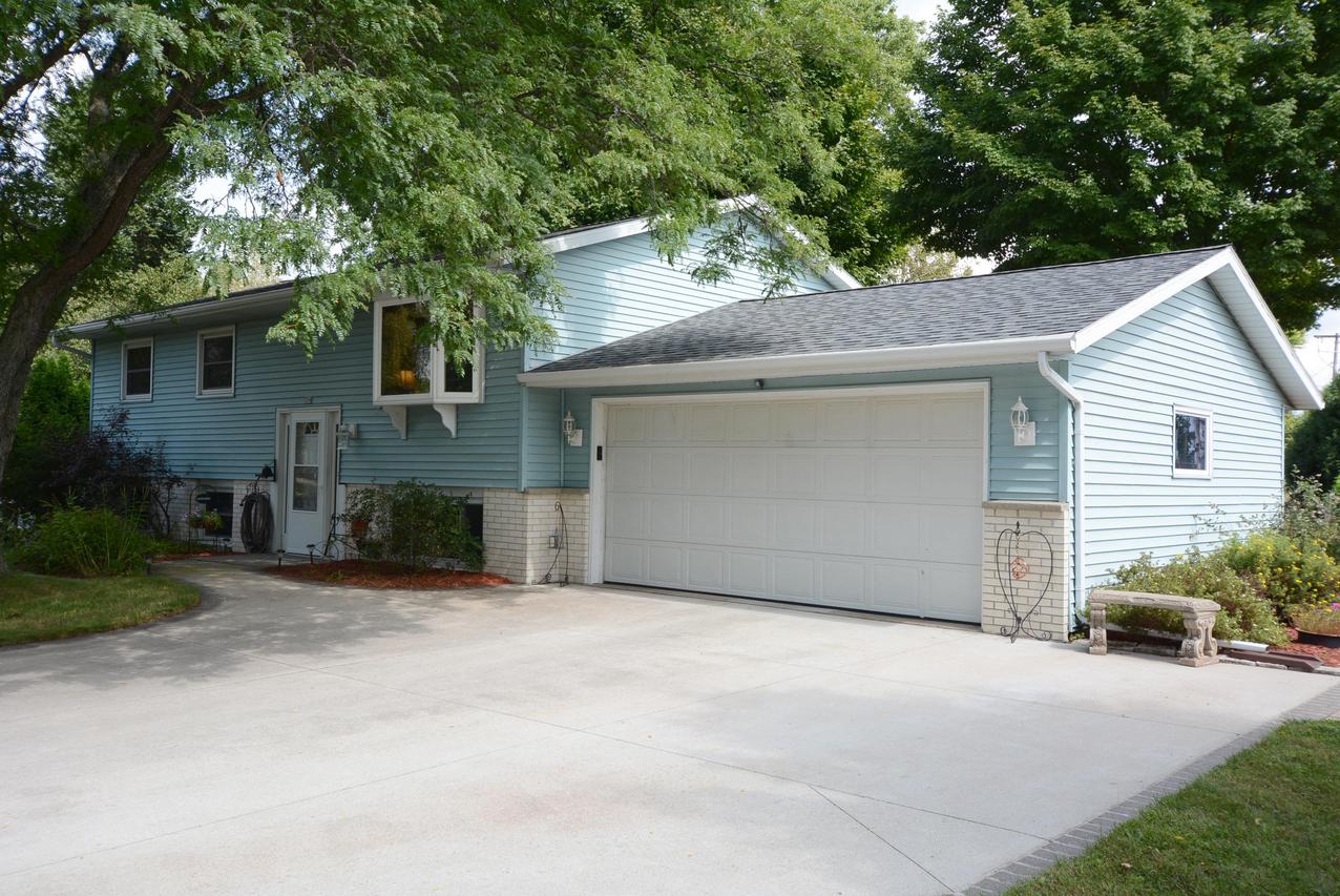 724 Court Dr, Hartford, WI 53027