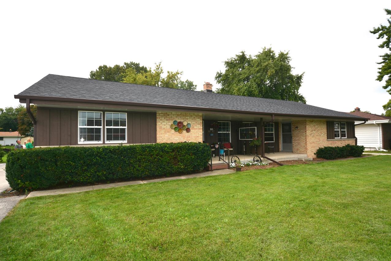 1037 W Sunset Dr #1039, Waukesha, WI 53189