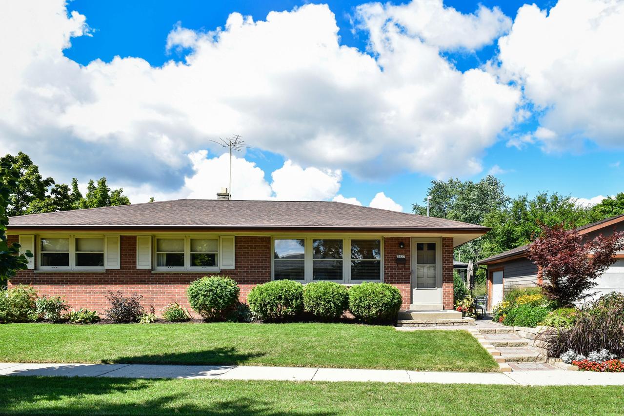 3827 S 87th St., Milwaukee, WI 53228