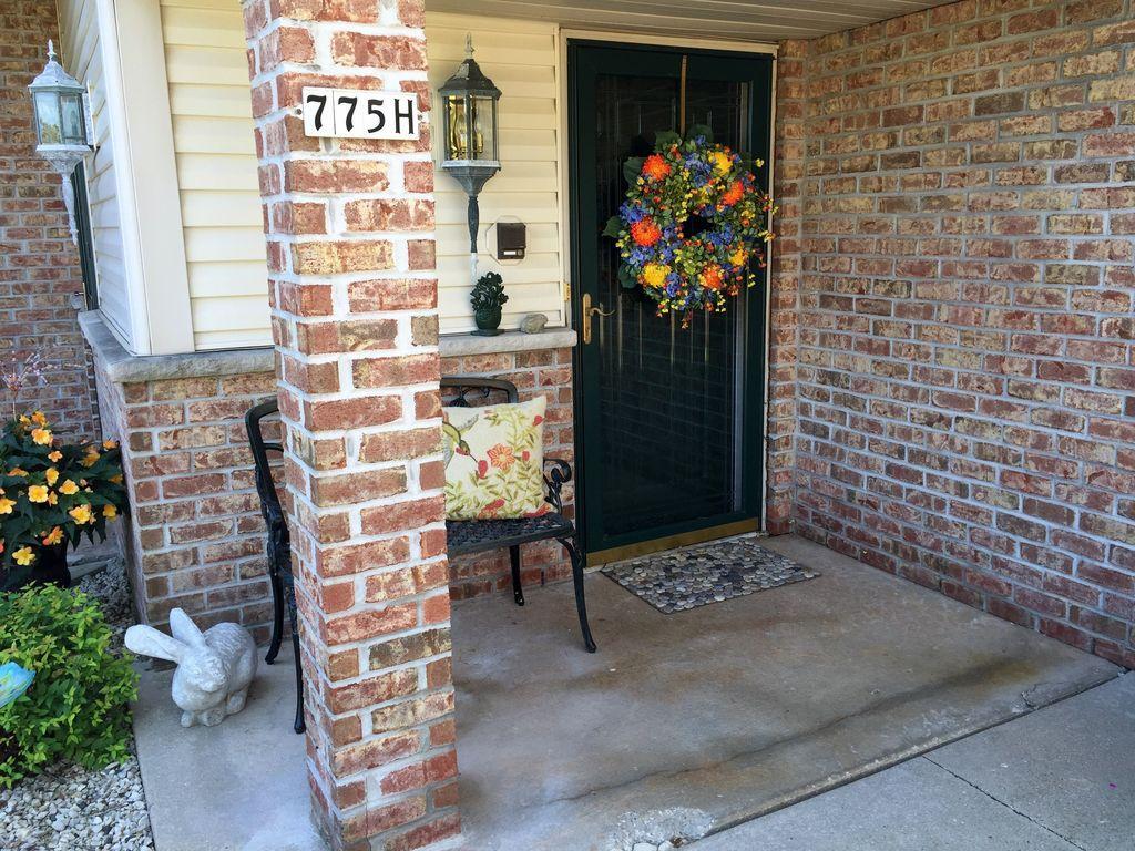 775 Cheyenne Ave #H, Grafton, WI 53024