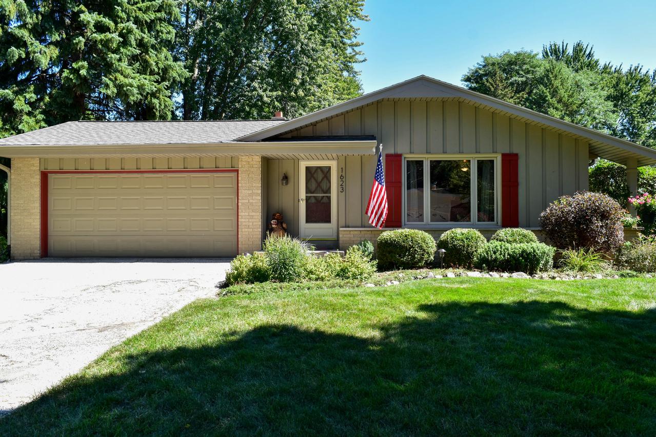 1623 Dixie Dr., Waukesha, WI 53189