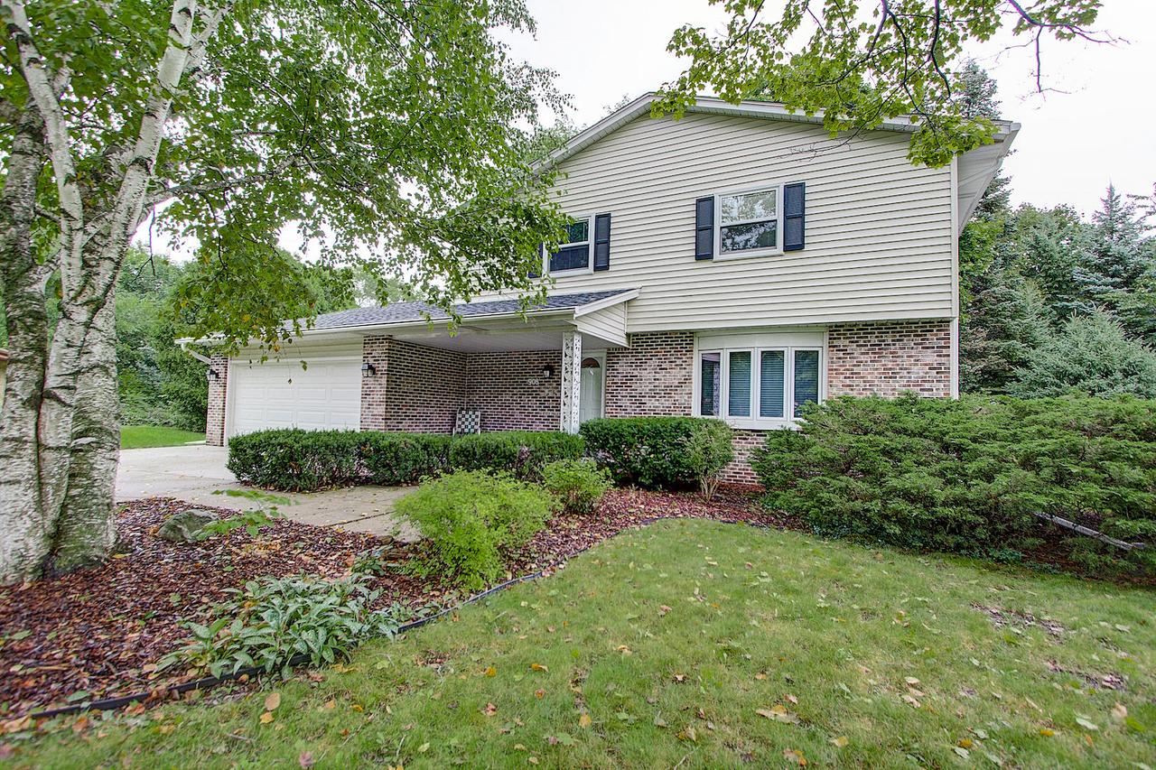 908 Vista Ln, Grafton, WI 53024