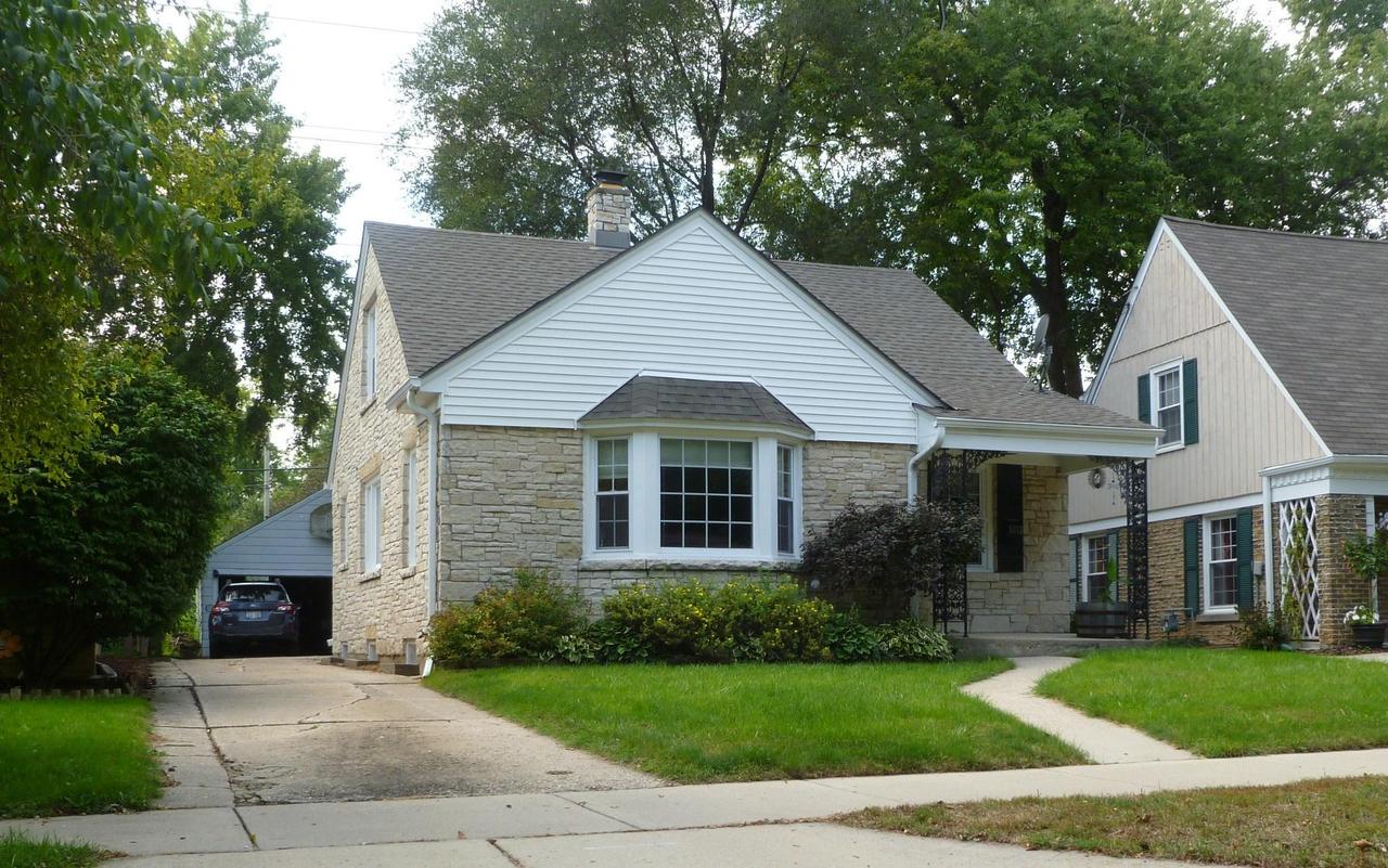 5683 N Argyle Ave, Glendale, WI 53209
