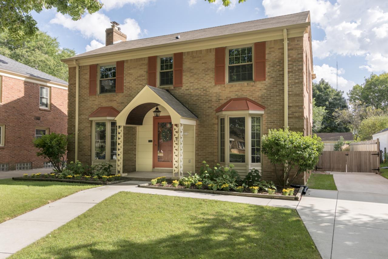 1111 E Courtland Pl, Whitefish Bay, WI 53211