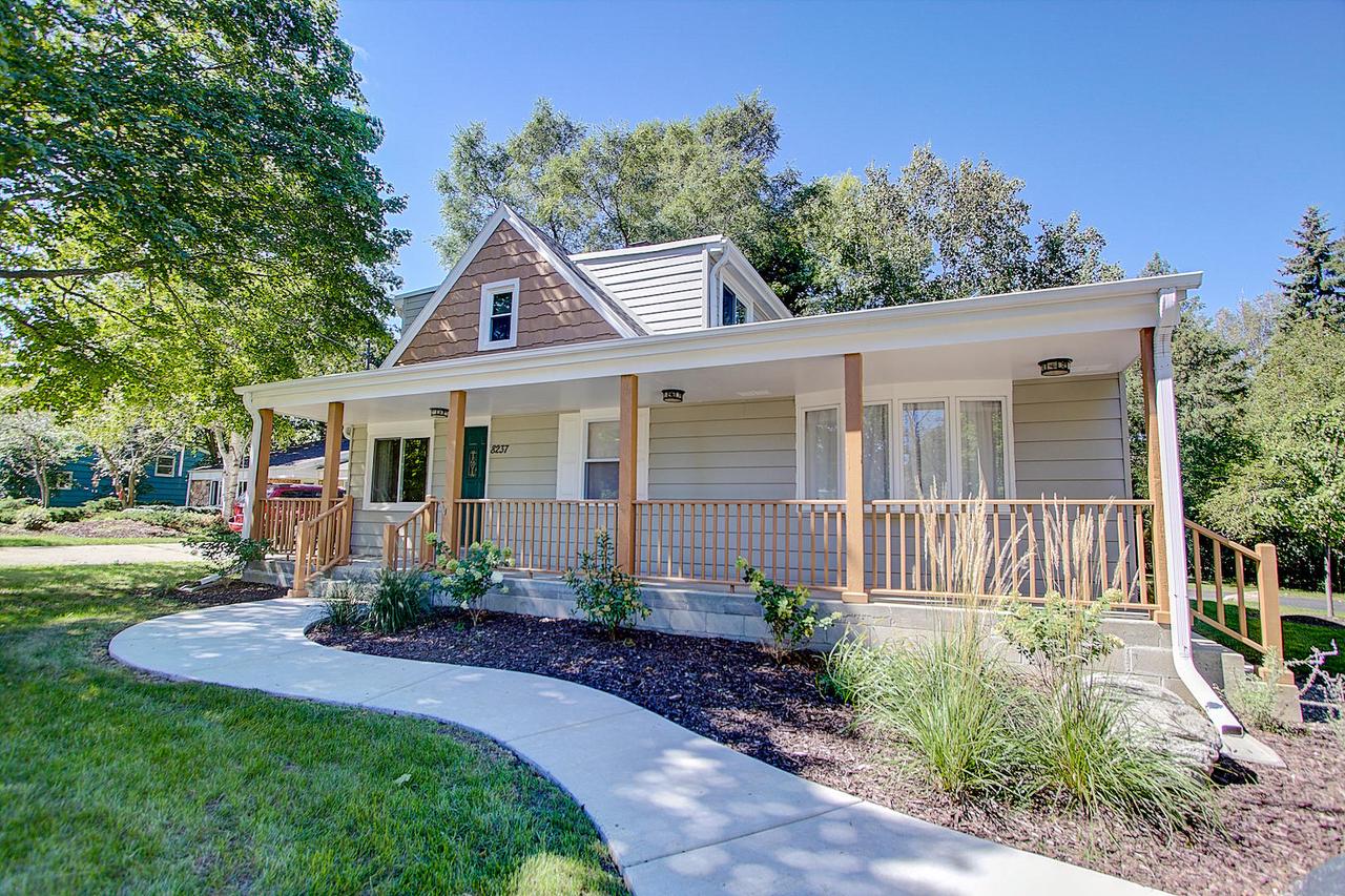 8237 N 44th St, Brown Deer, WI 53223