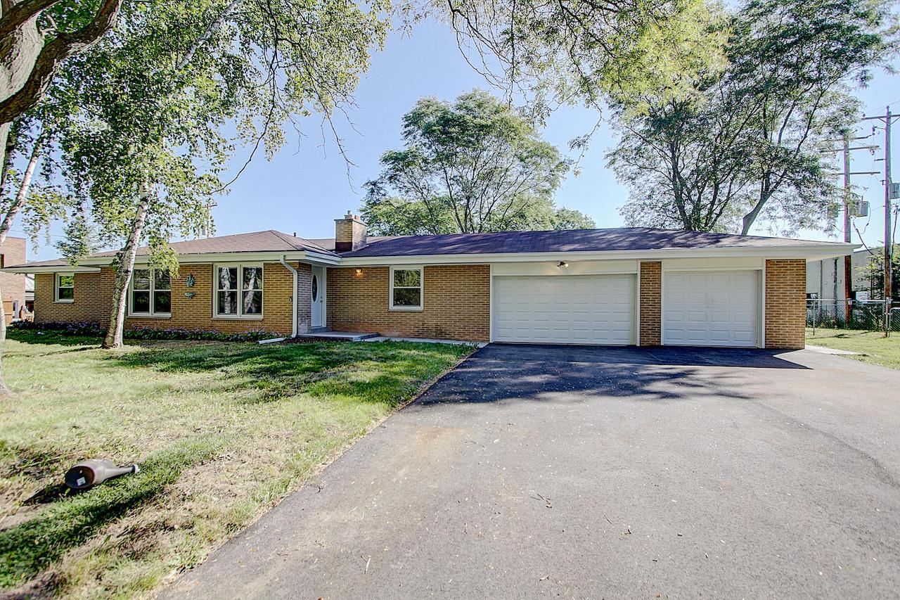 11030 N Buntrock Ave, Mequon, WI 53092