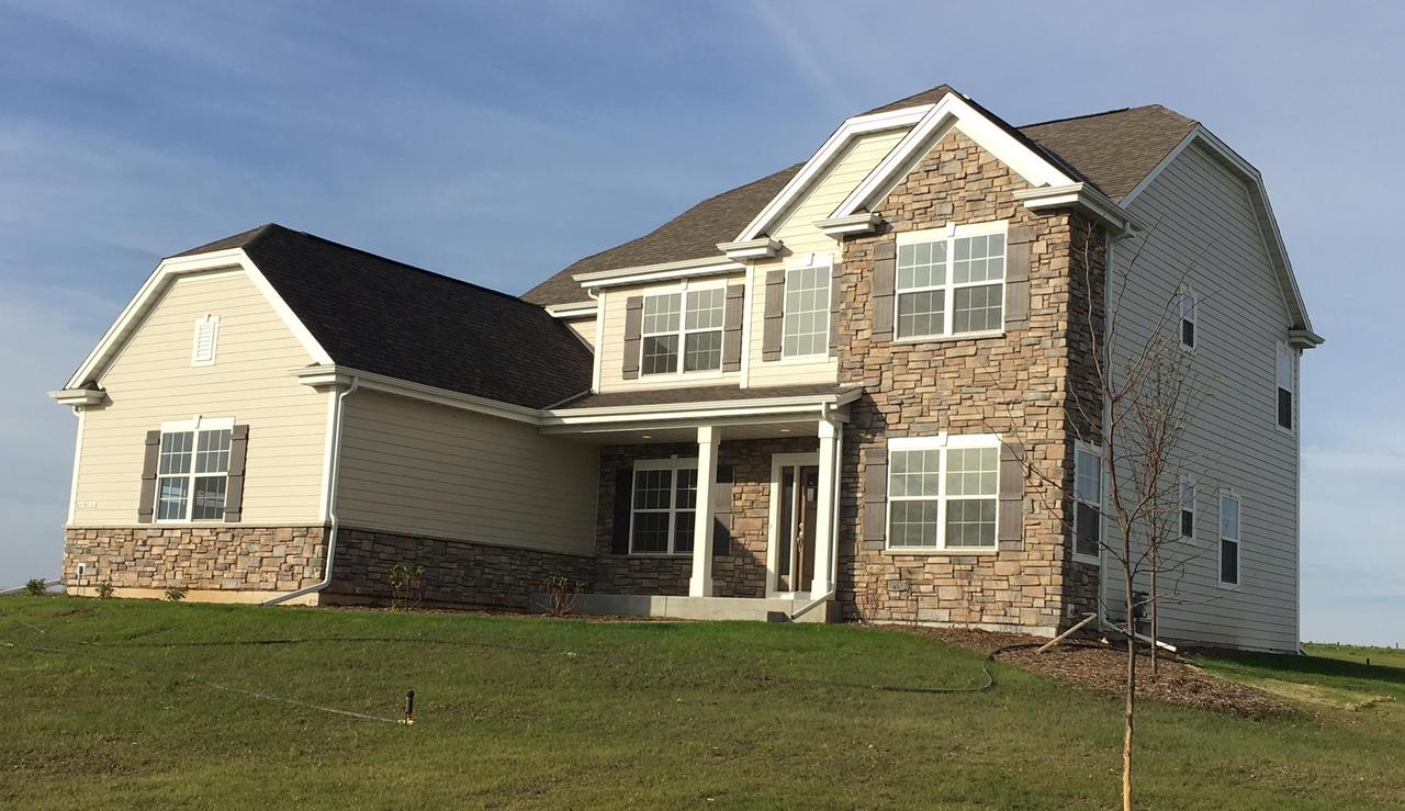 W297N3361 Woodridge Cir, Delafield, WI 53072