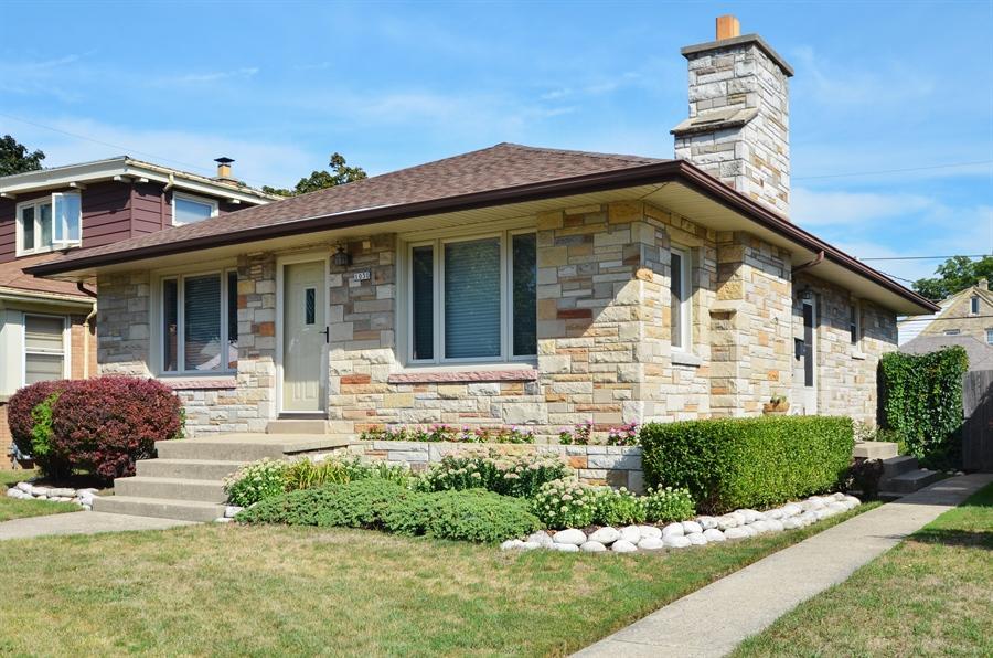 1030 W Eden Pl, Milwaukee, WI 53221