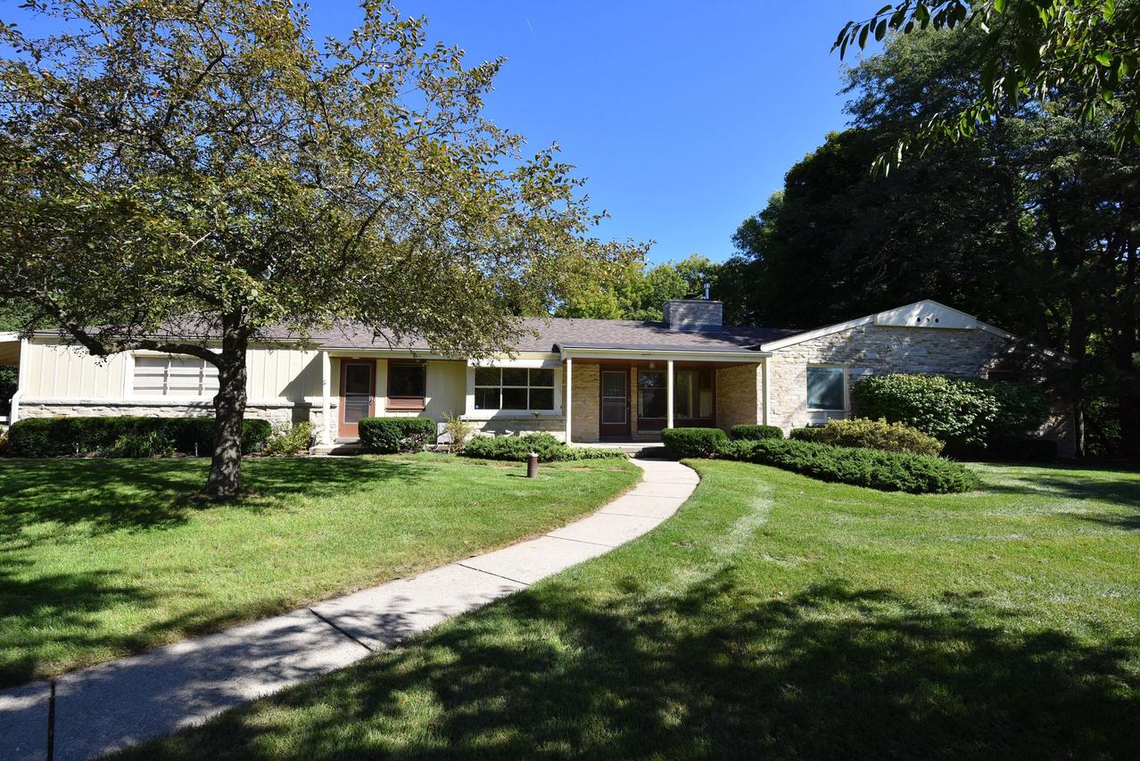 7090 N Green Tree Ct, River Hills, WI 53217