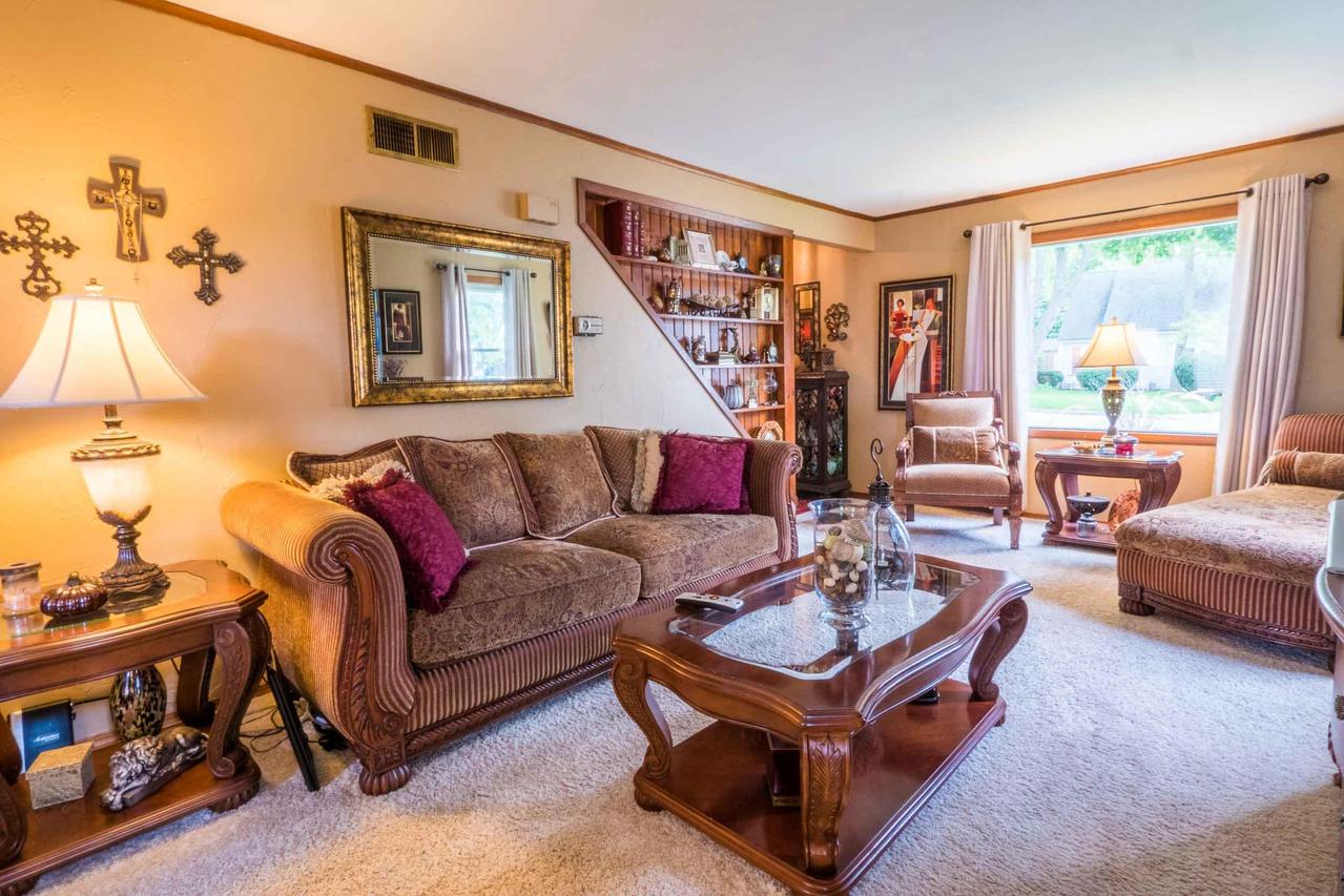 920 S 103rd St, West Allis, WI 53214
