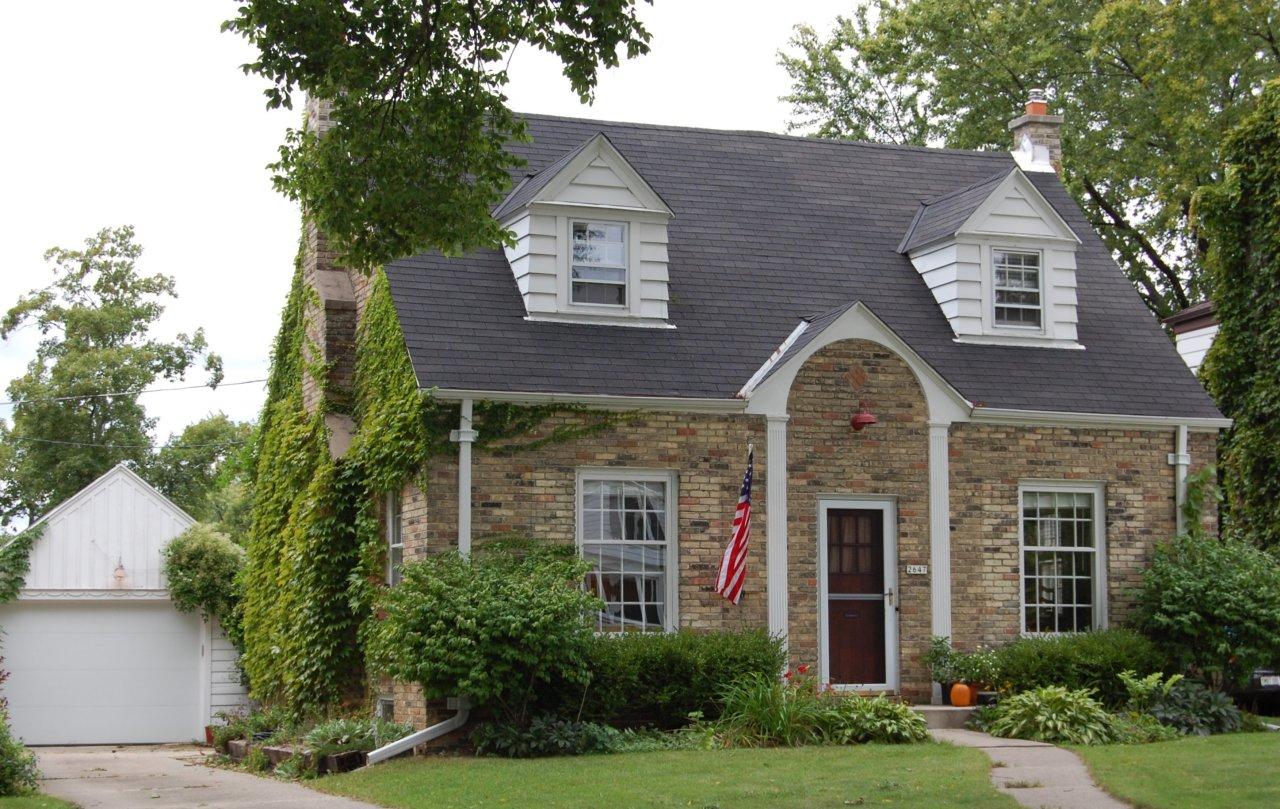 2647 N 82nd St, Wauwatosa, WI 53213