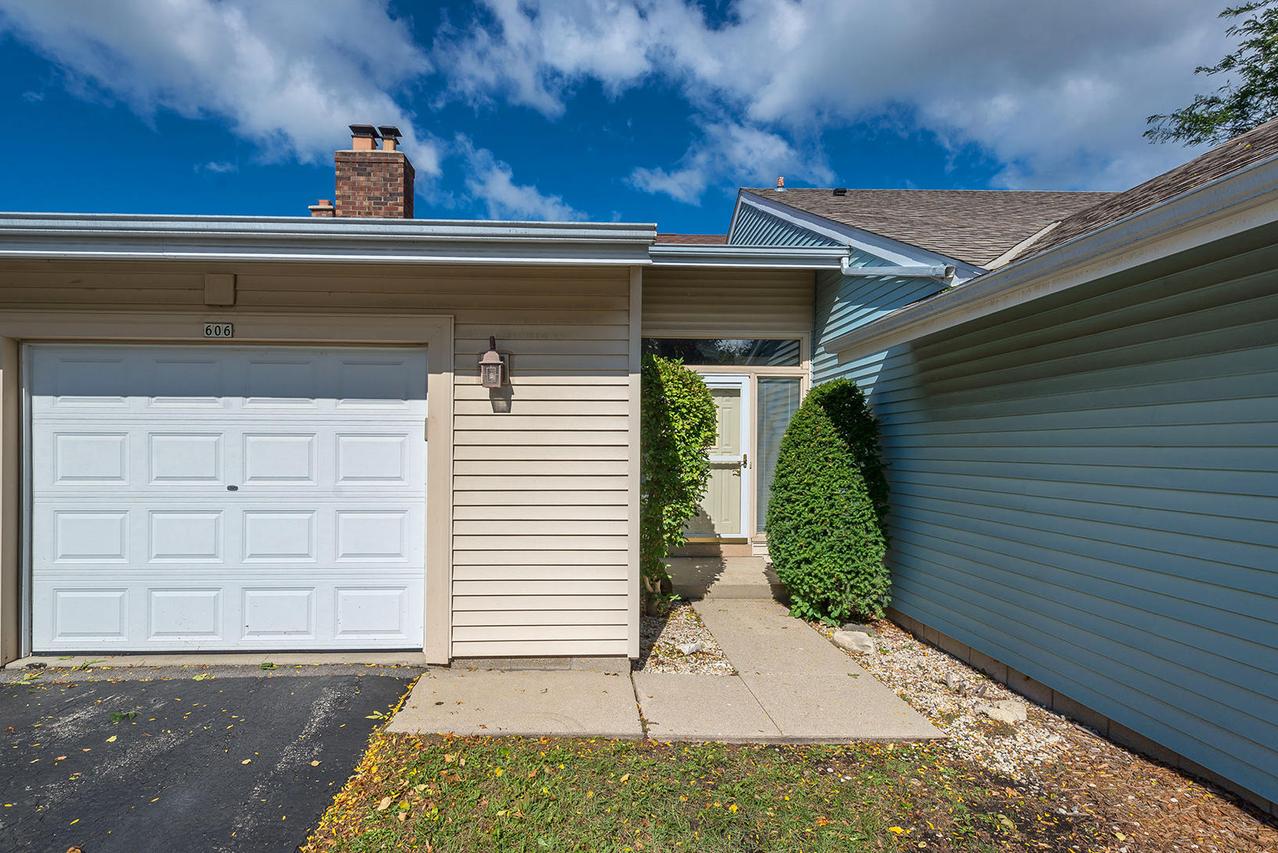 606 Westridge Dr, West Bend, WI 53095