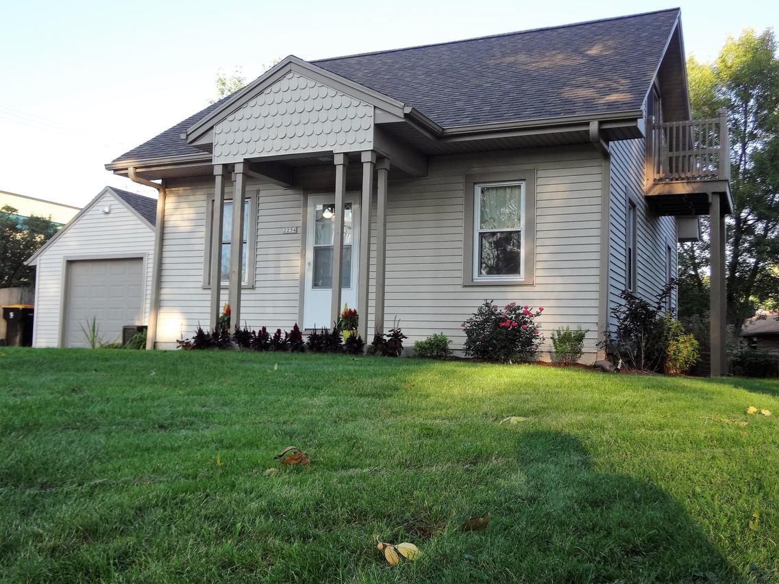 2254 N 105th St., Wauwatosa, WI 53226