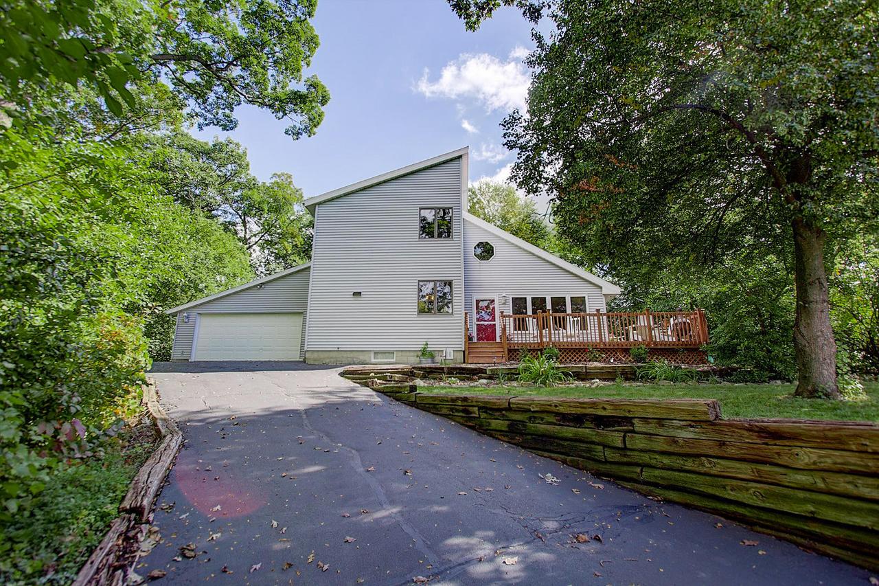 736 Cameron Cir, Hartland, WI 53029