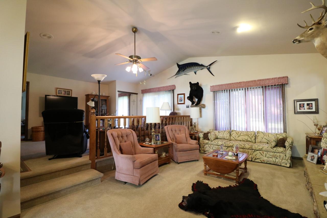 5273 Somerset Ln, Greenfield, WI 53221