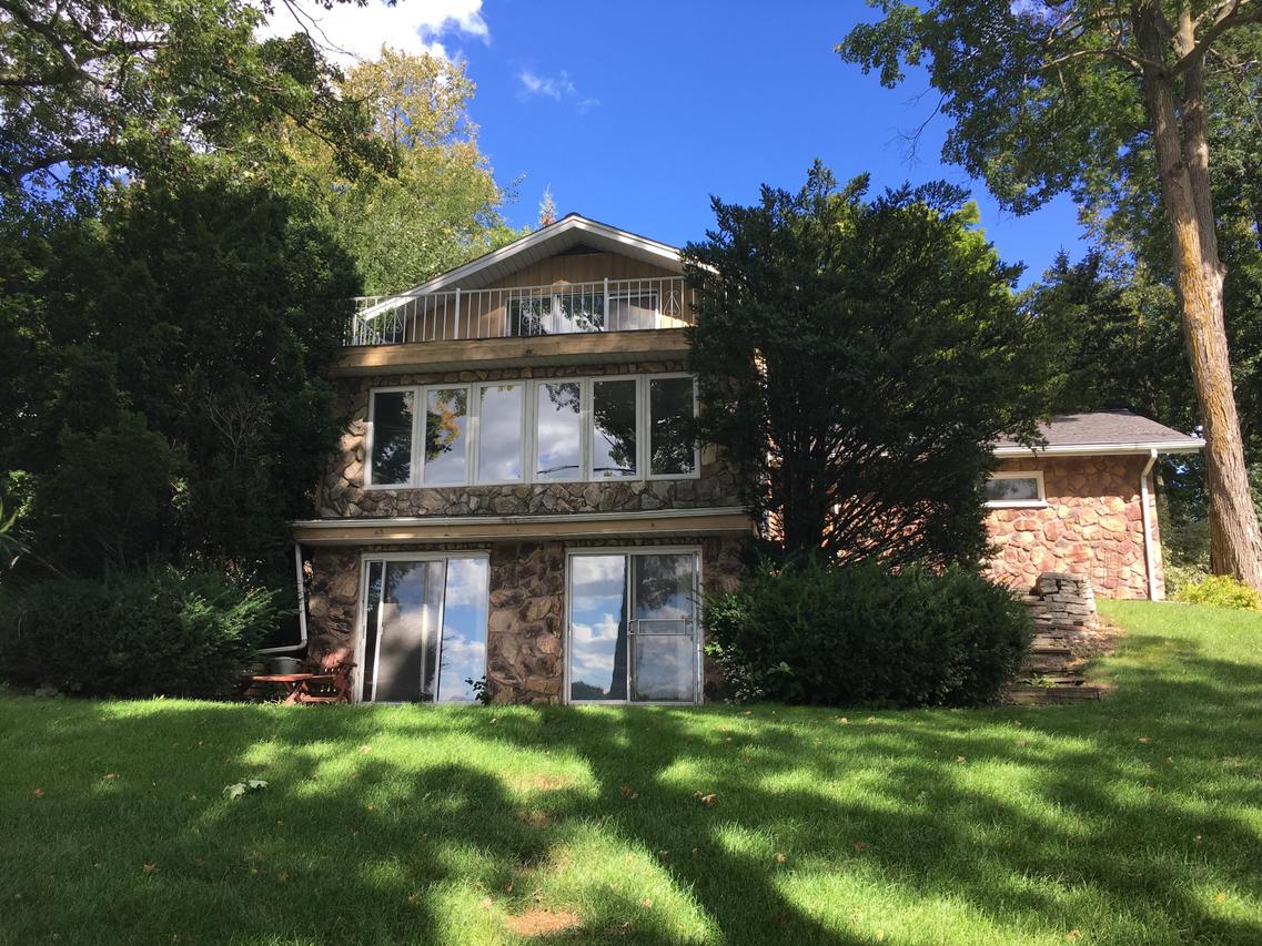 N55W34825 Lake Dr, Oconomowoc, WI 53066