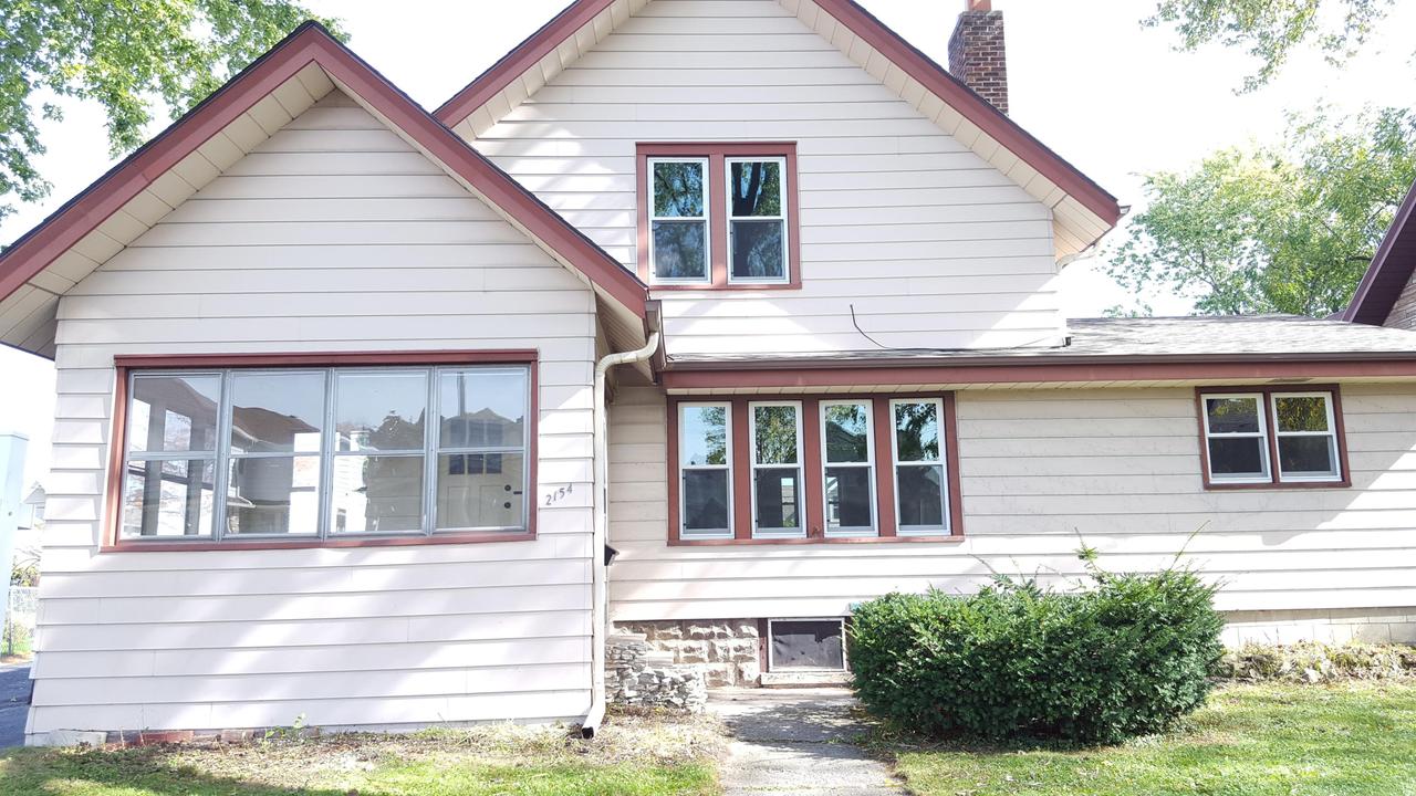 2154 S 82nd St, West Allis, WI 53219
