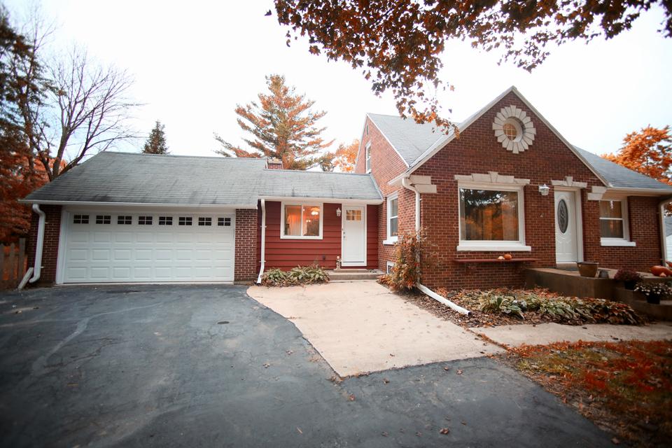 1509 S Ridgeway Rd, New Berlin, WI 53146