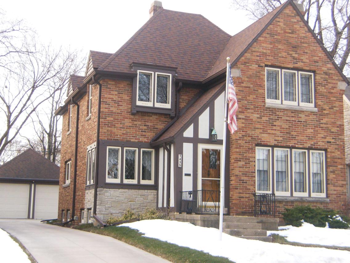 1435 S 85th St., West Allis, WI 53214