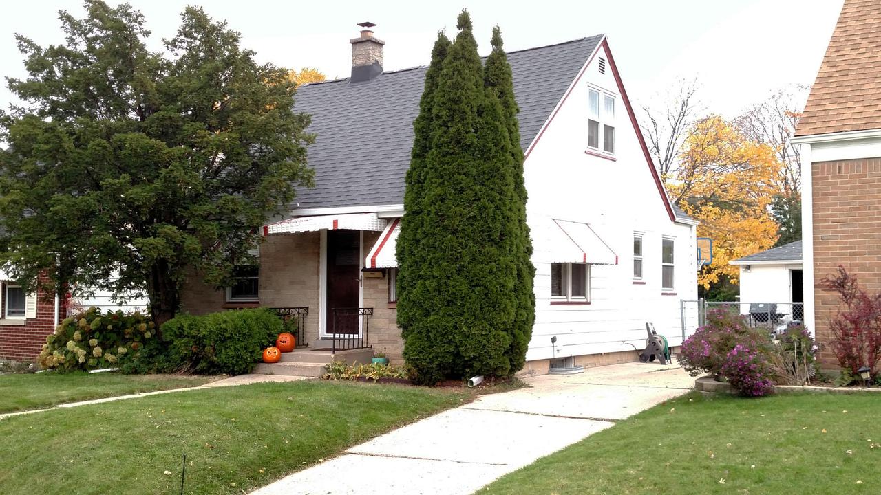 2104 S 98th St, West Allis, WI 53227