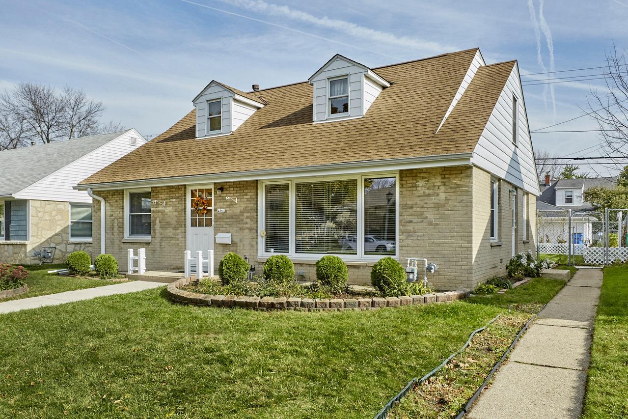 4864 N Santa Monica Blvd, Whitefish Bay, WI 53217