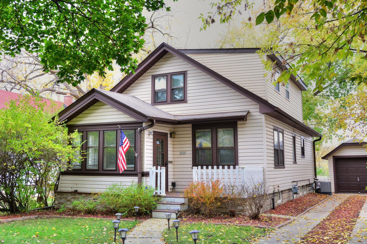 6808 Auburn Ave, Wauwatosa, WI 53213