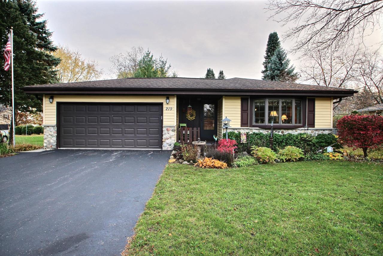 219 Park Ave, Eagle, WI 53119
