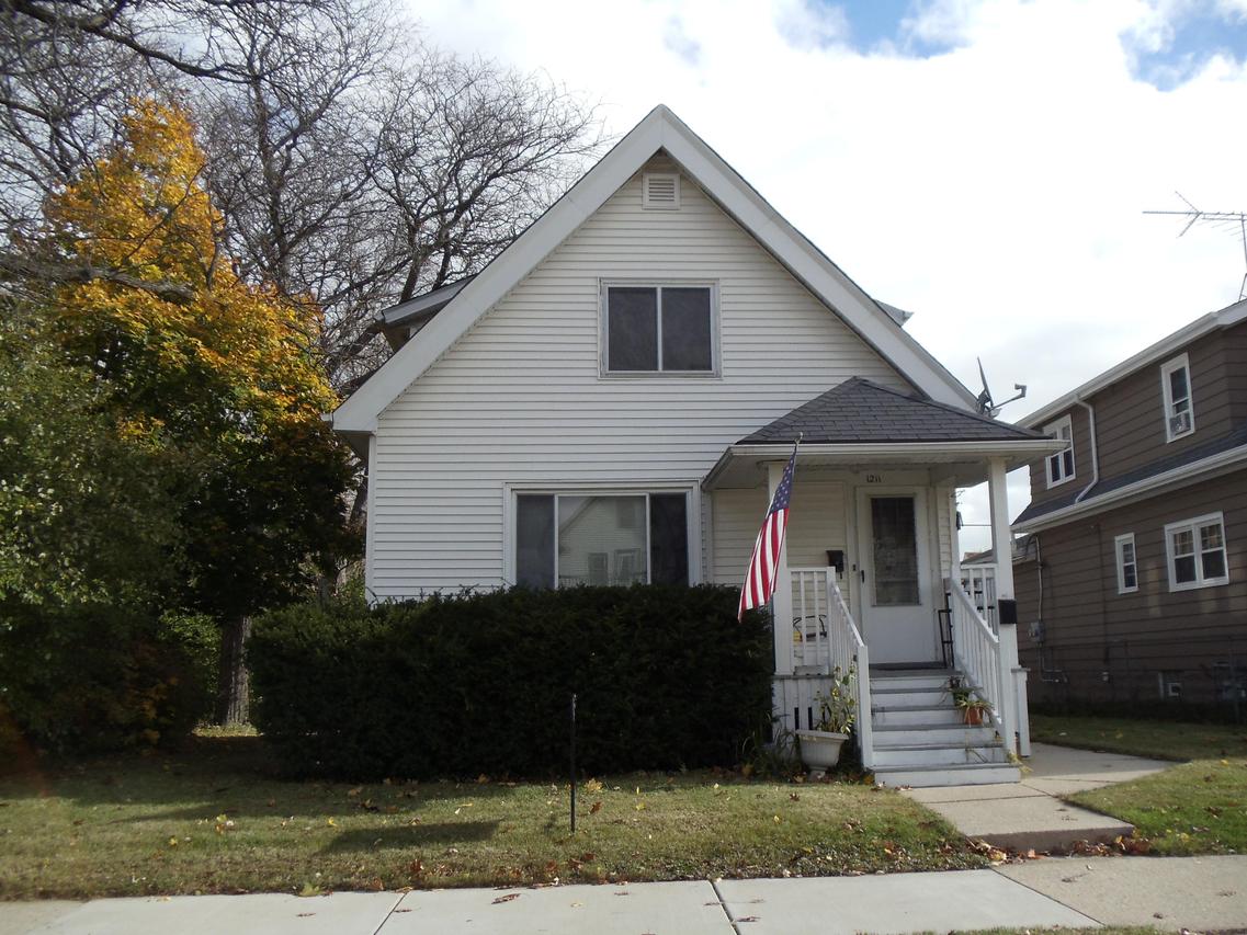 1211 17th Ave, South Milwaukee, WI 53172