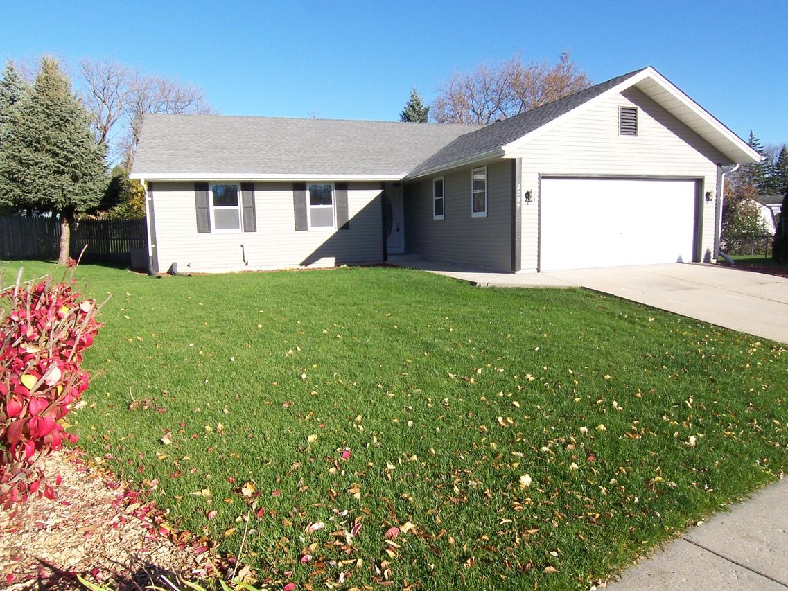 2209 Bluff Ct., Waukesha, WI 53186