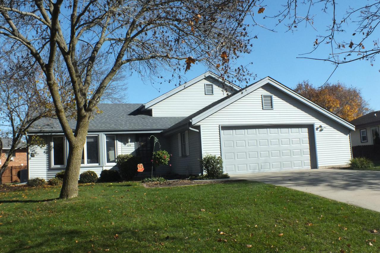 1619 Haymarket Rd, Waukesha, WI 53189