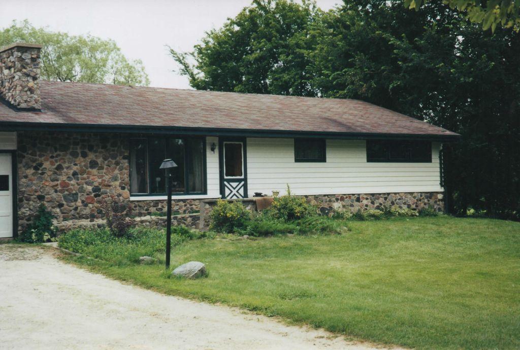 S59W22395 Glengarry Rd, Waukesha, WI 53189