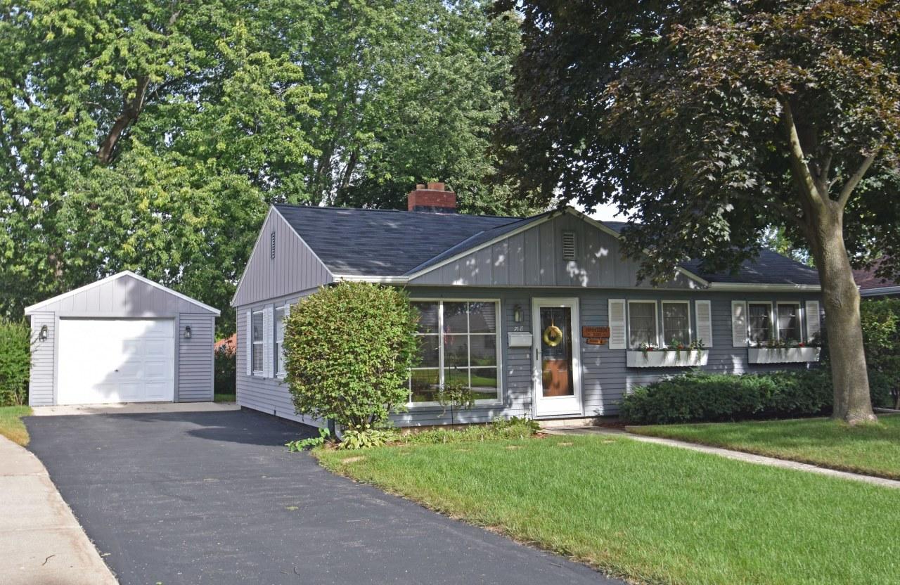 718 N Cumberland Dr, Waukesha, WI 53188