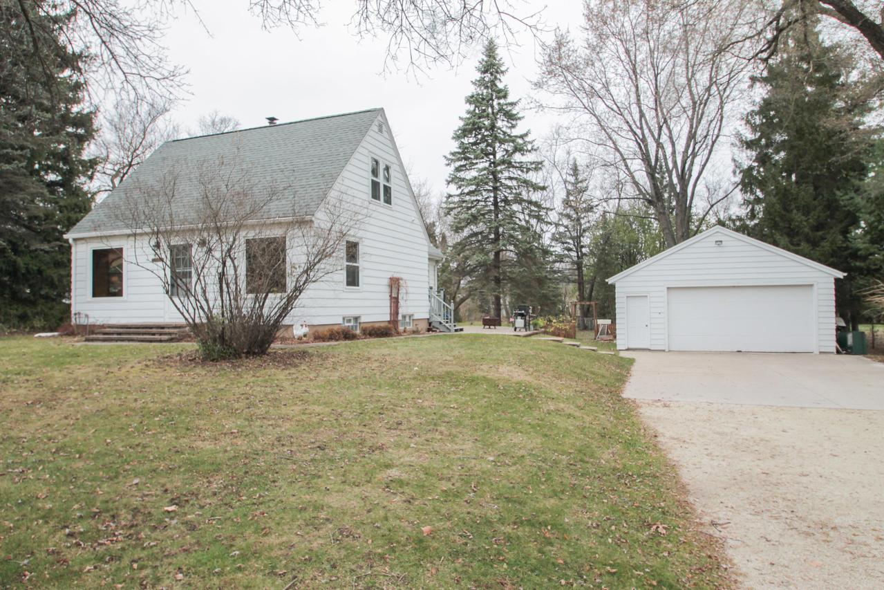 13800 W Forest Dr, New Berlin, WI 53151