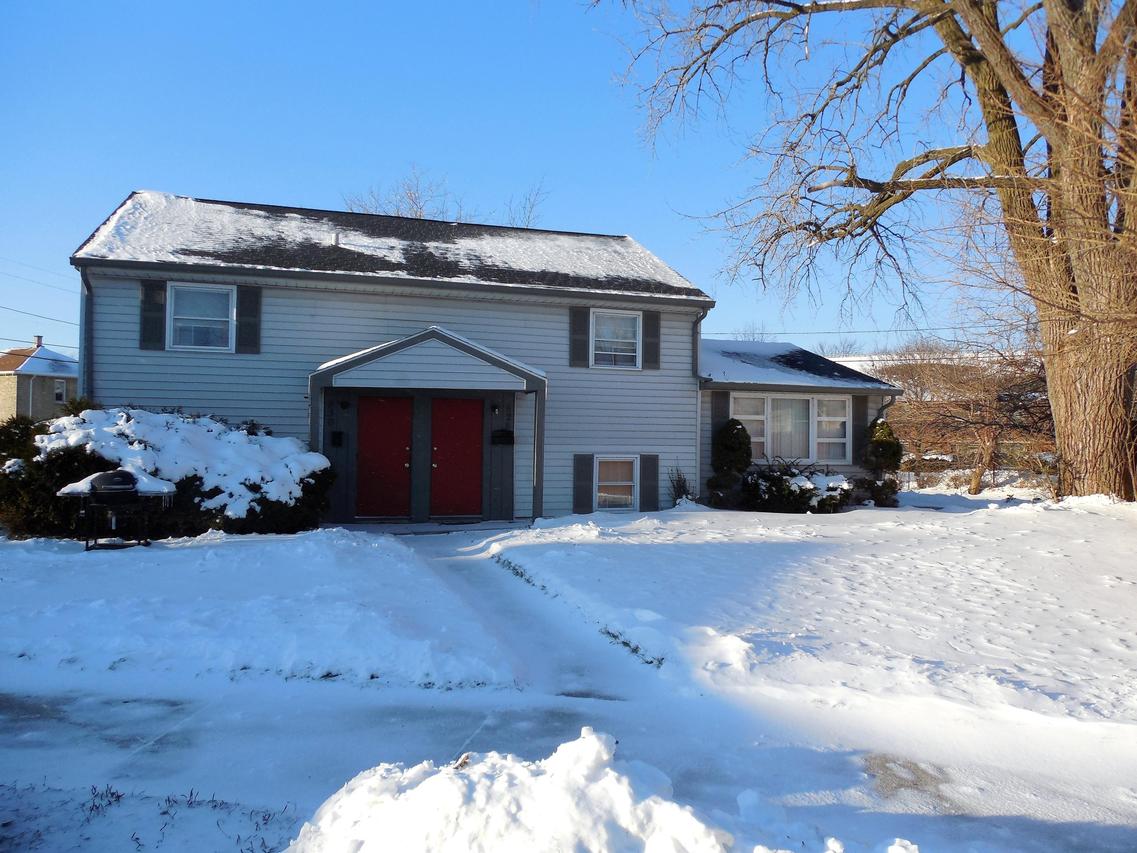 828 Sandra Ct, Racine, WI 53403