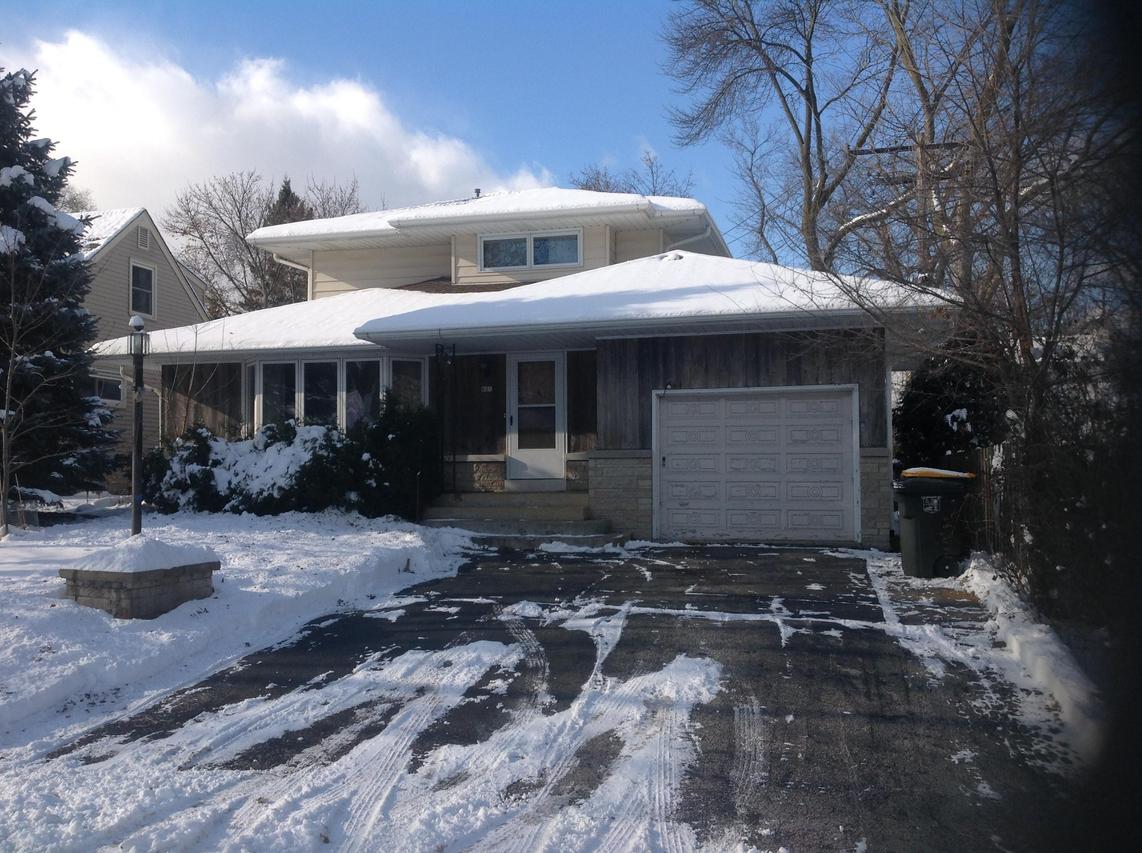 821 N 114th St, Wauwatosa, WI 53226