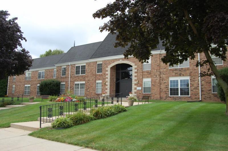 2101 Chateau Ct #112, Grafton, WI 53024