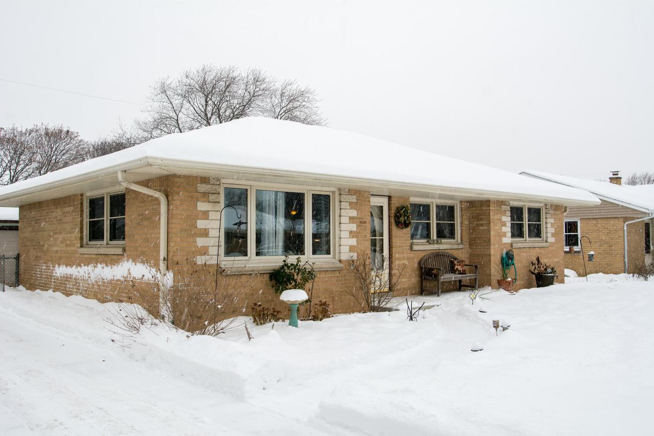 4437 S 65th St, Greenfield, WI 53220