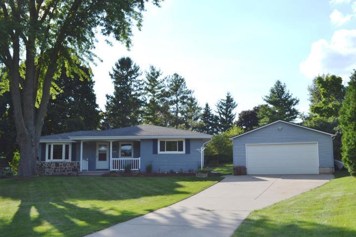 21501 W Woodland Dr, New Berlin, WI 53146