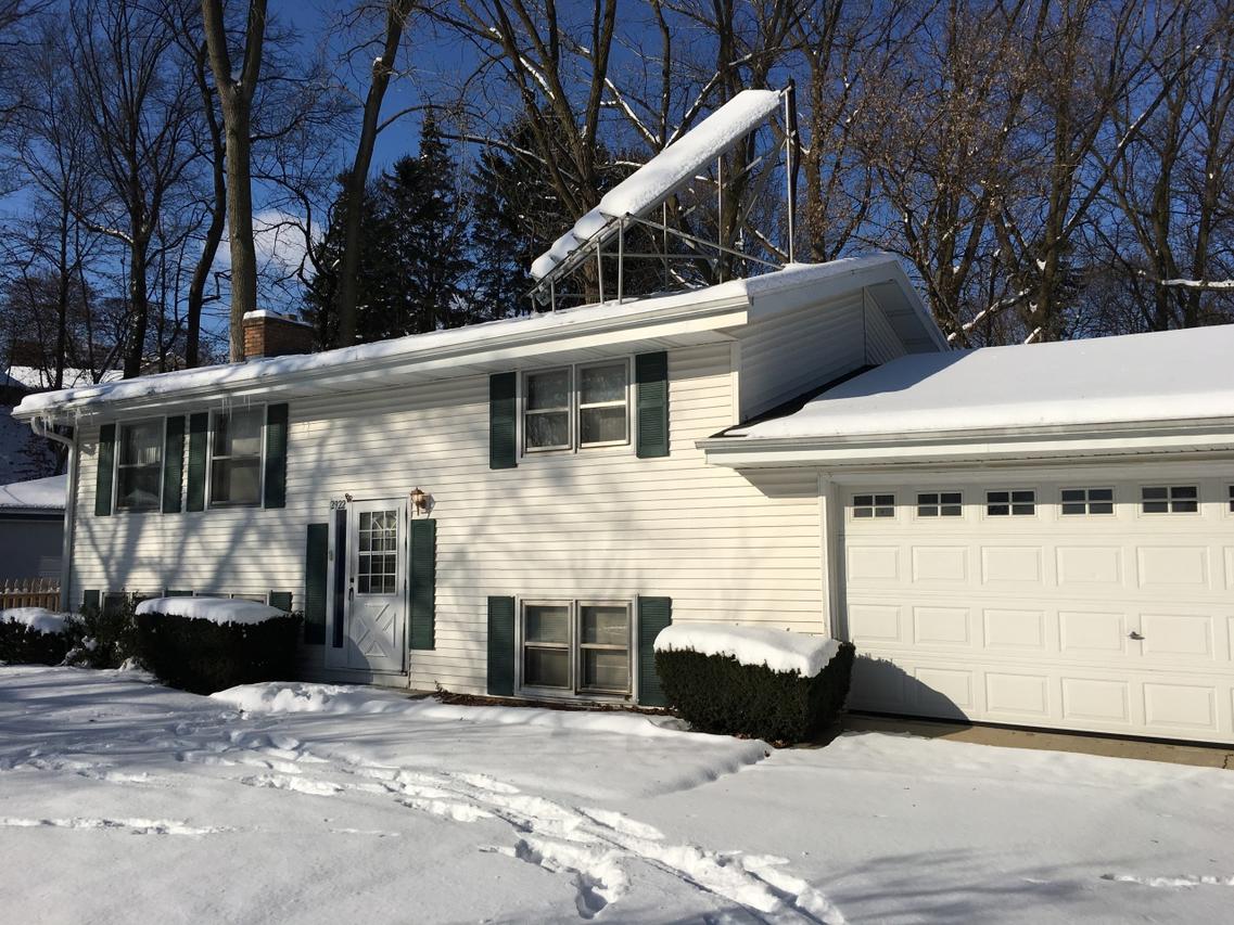 2922 Waterview Cir, Racine, WI 53405