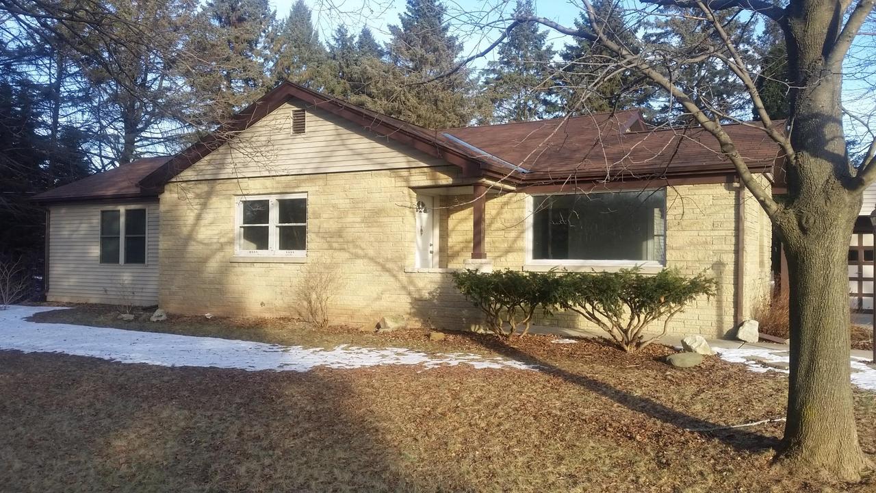 1192 Split Rail Ct, Grafton, WI 53024