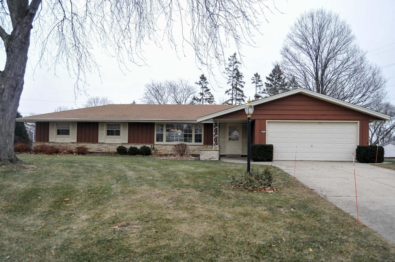 12012 Meadow Ct, Wauwatosa, WI 53222