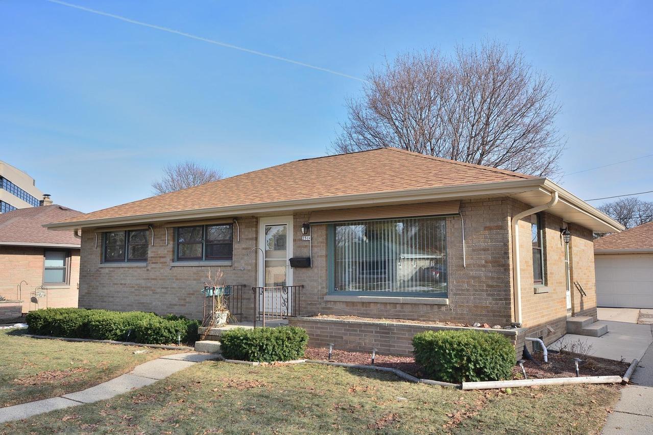 2514 S 90th St, West Allis, WI 53227