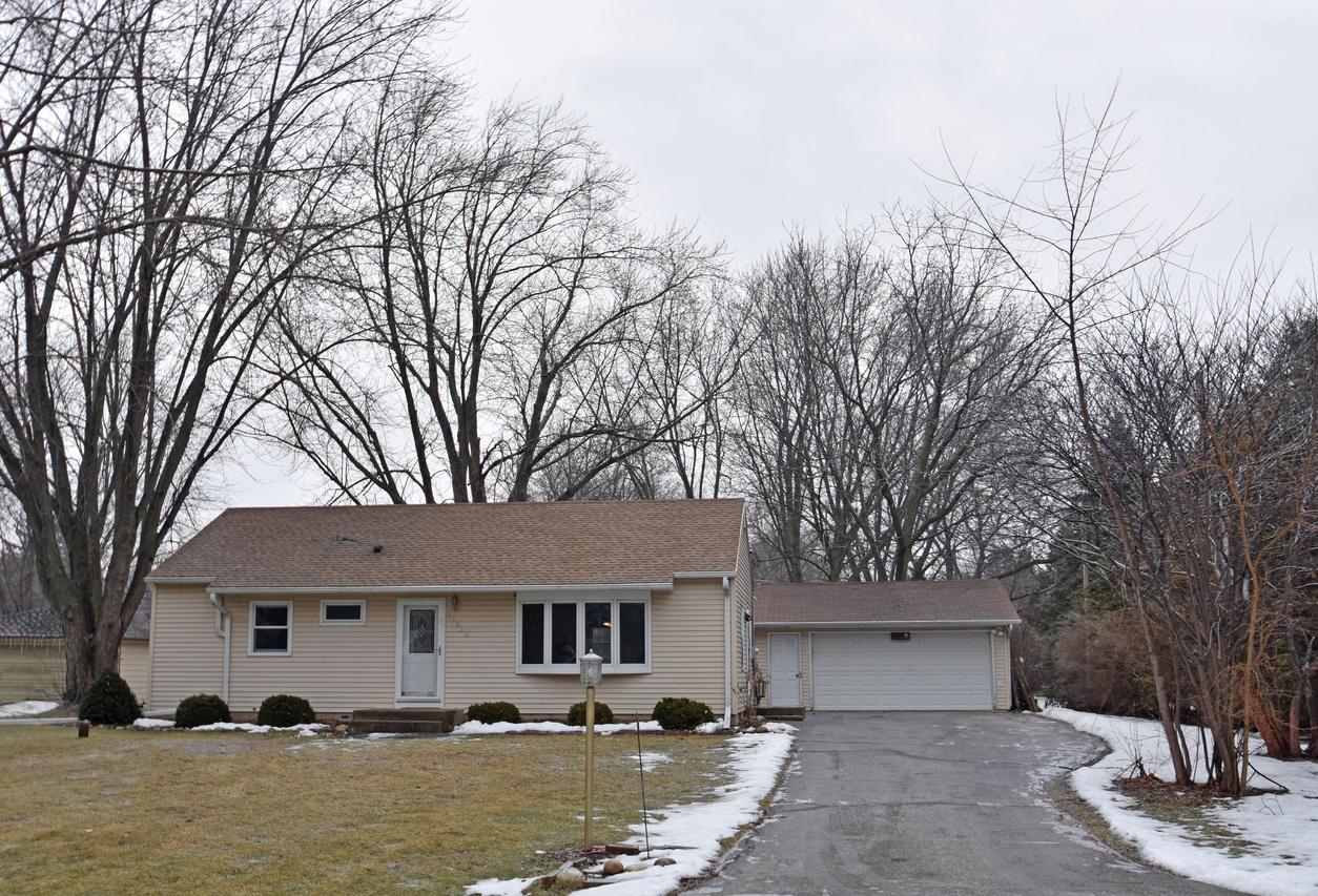 15822 W Chipmunk Ln, New Berlin, WI 53151