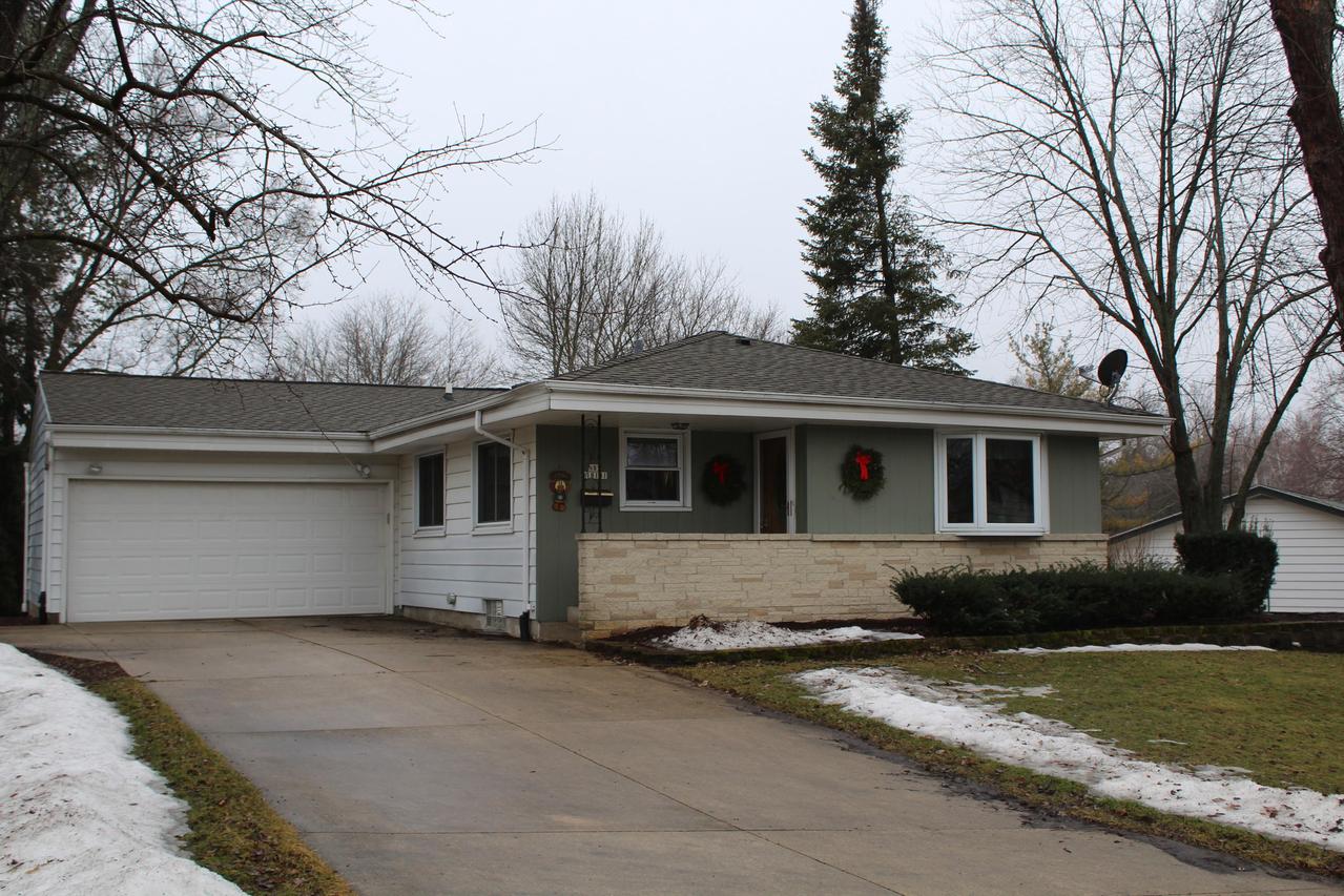 N85W18181 Tyler Dr, Menomonee Falls, WI 53051