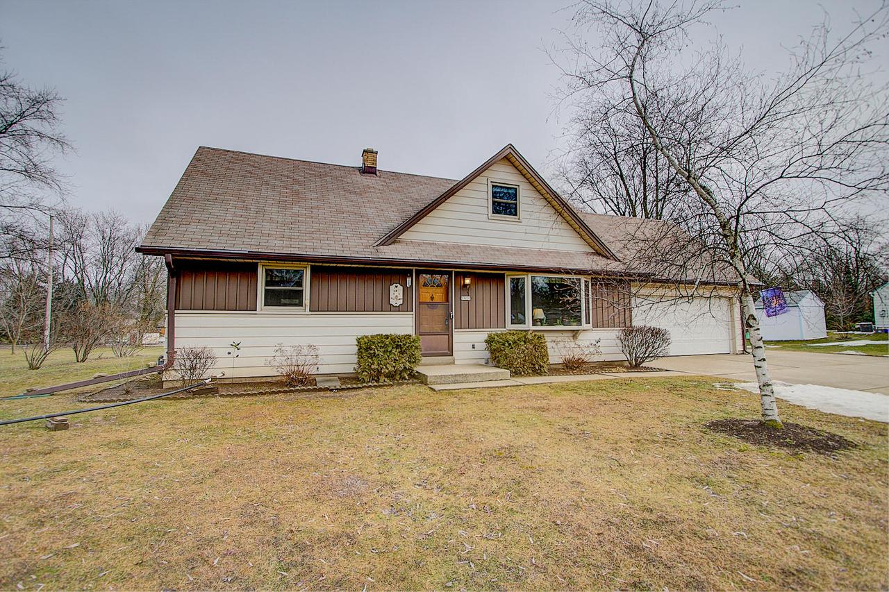 2410 S Meadowmere Pkwy, New Berlin, WI 53151