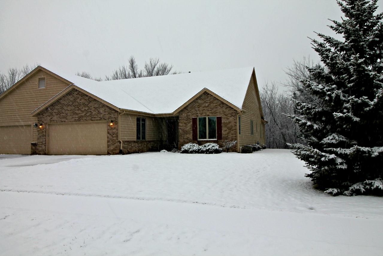 1502 S Silverbrook Dr, West Bend, WI 53095