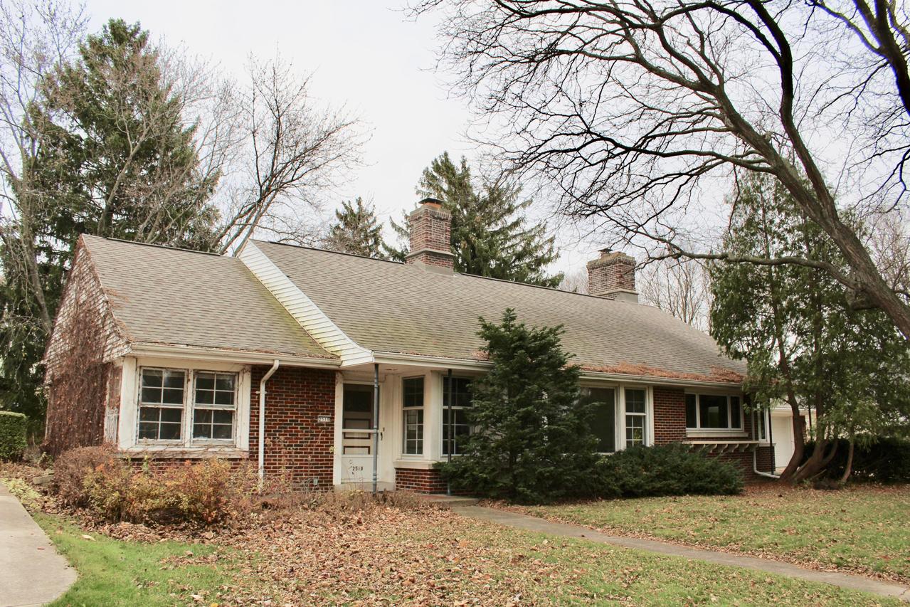 2510 N Swan Blvd, Wauwatosa, WI 53226