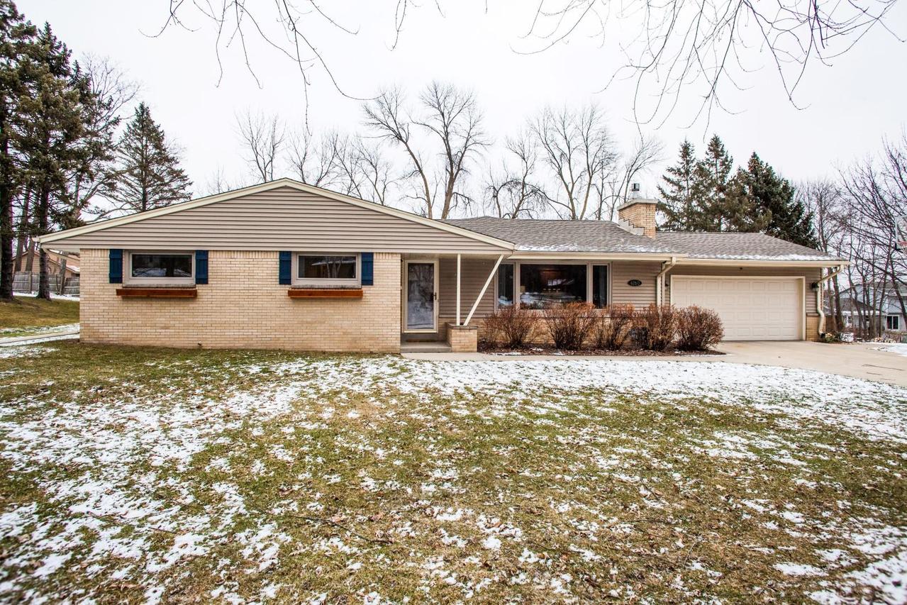 4260 S Mary Ross Dr., New Berlin, WI 53151