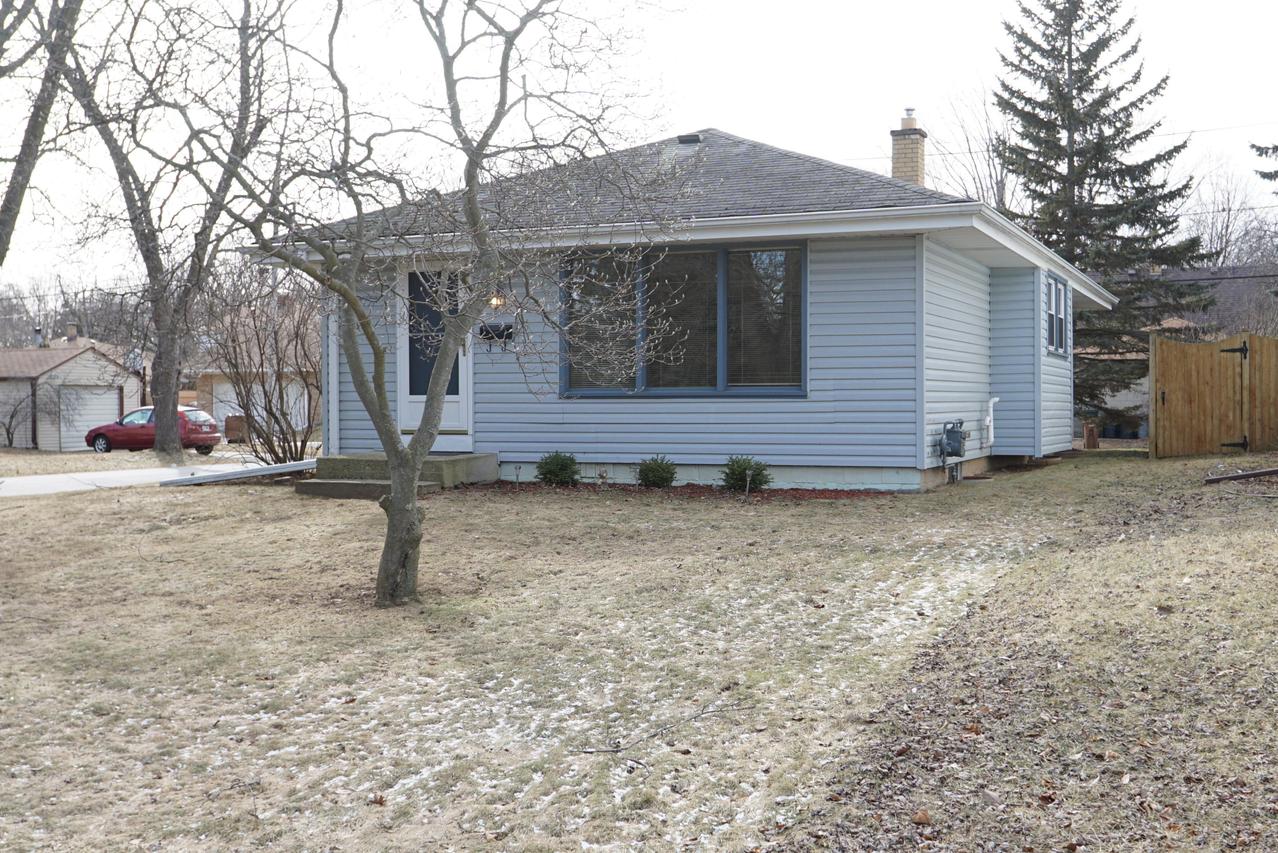 5757 N Witte Ln, Glendale, WI 53209