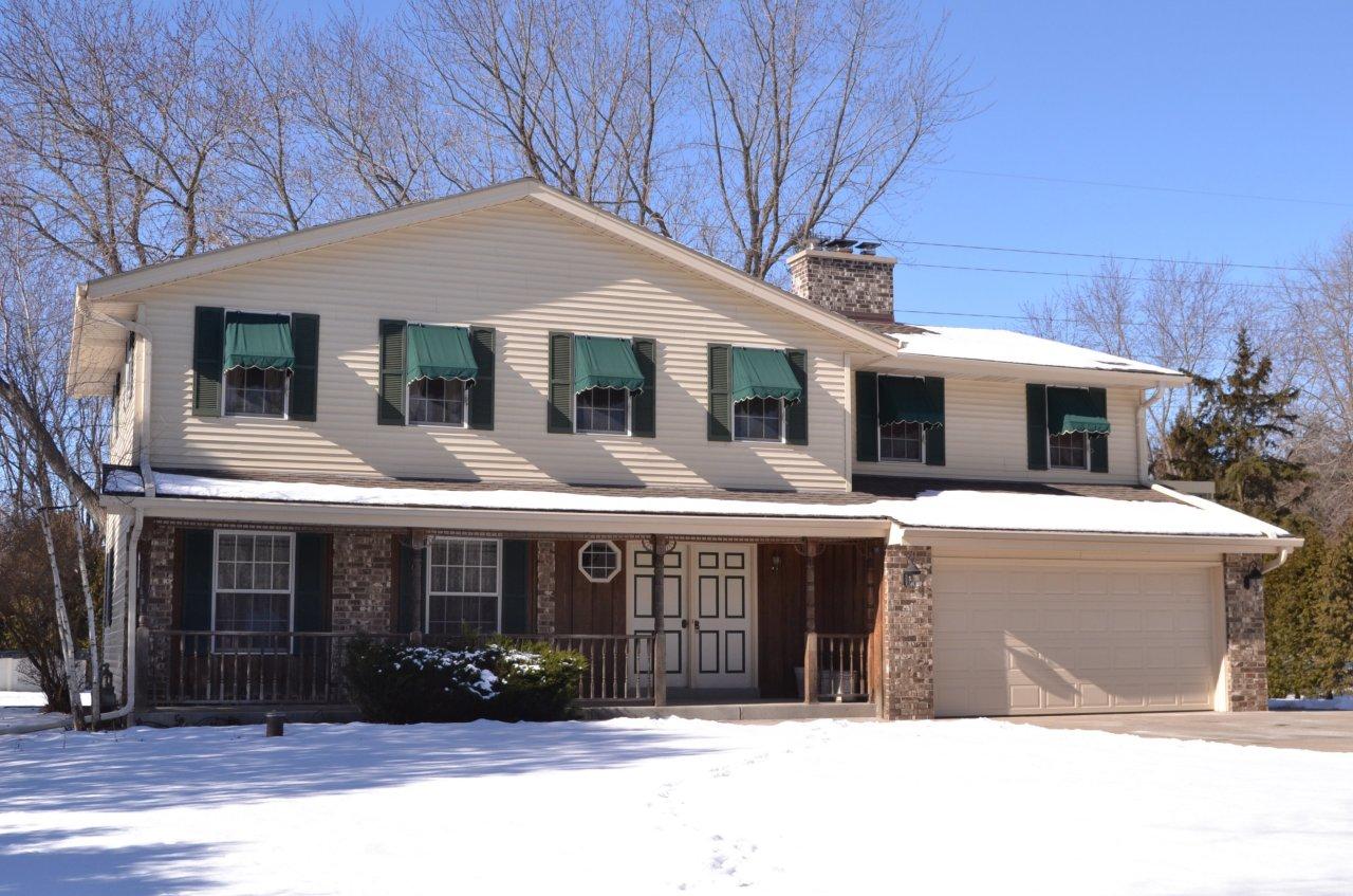 305 Vista View, Grafton, WI 53012